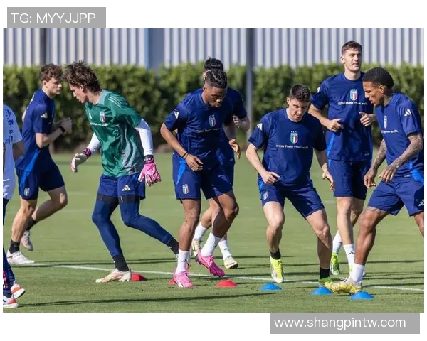 足球巨星同框合影 展现球场荣耀与友谊的完美碰撞