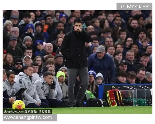 足球巨星亲临赛场指挥风云瞬间 展现领袖气质与战术智慧