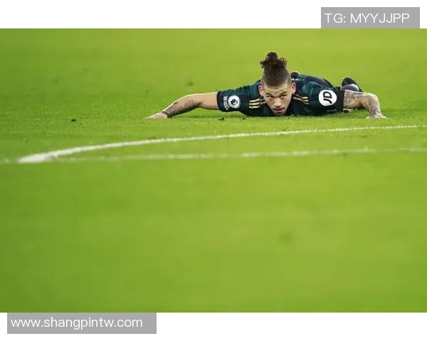 足球巨星忧伤表情背后：比赛失利与心灵的孤独瞬间