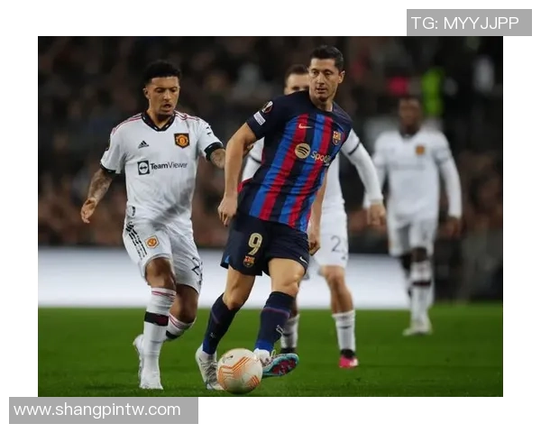 足球明星因比赛中肘击动作引发巨大争议裁判判罚与舆论热议不断